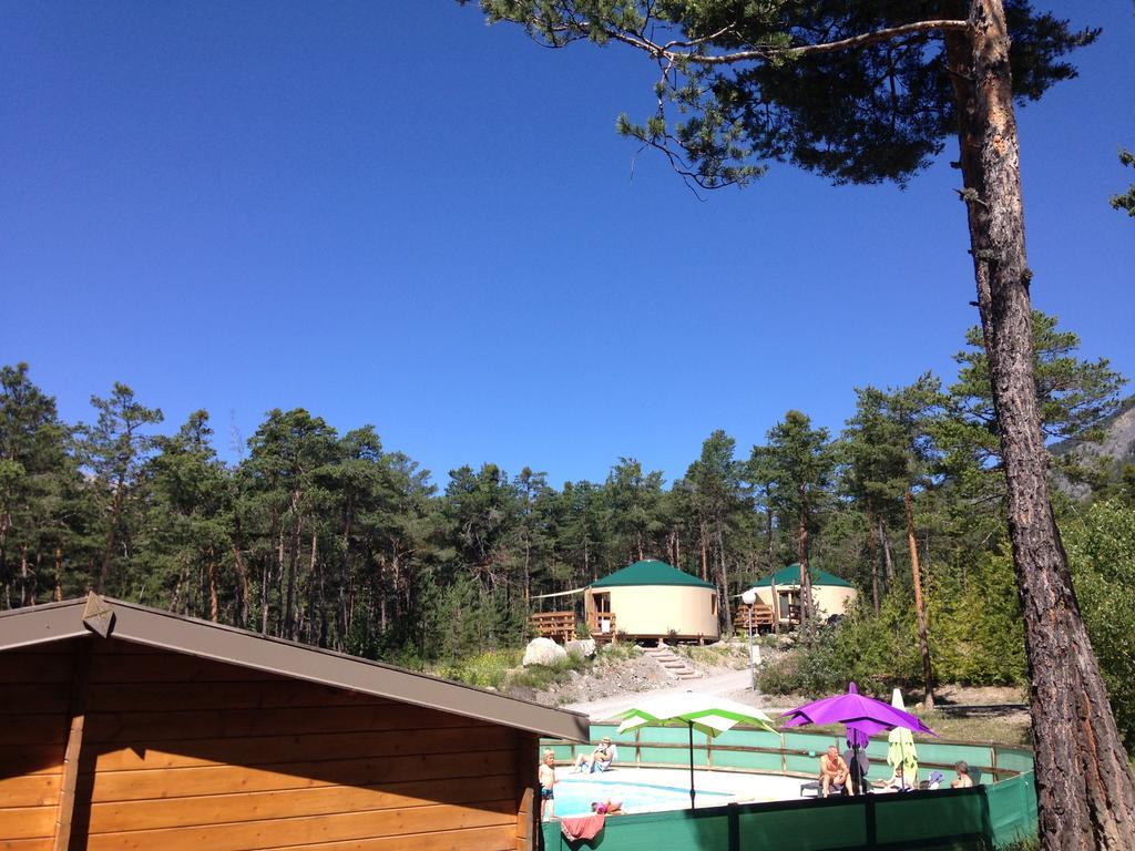 Parc Residentiel De Loisir : Le Loup Blanc Du Riou Hotel Barcelonnette Buitenkant foto