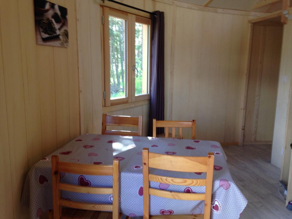 Parc Residentiel De Loisir : Le Loup Blanc Du Riou Hotel Barcelonnette Buitenkant foto