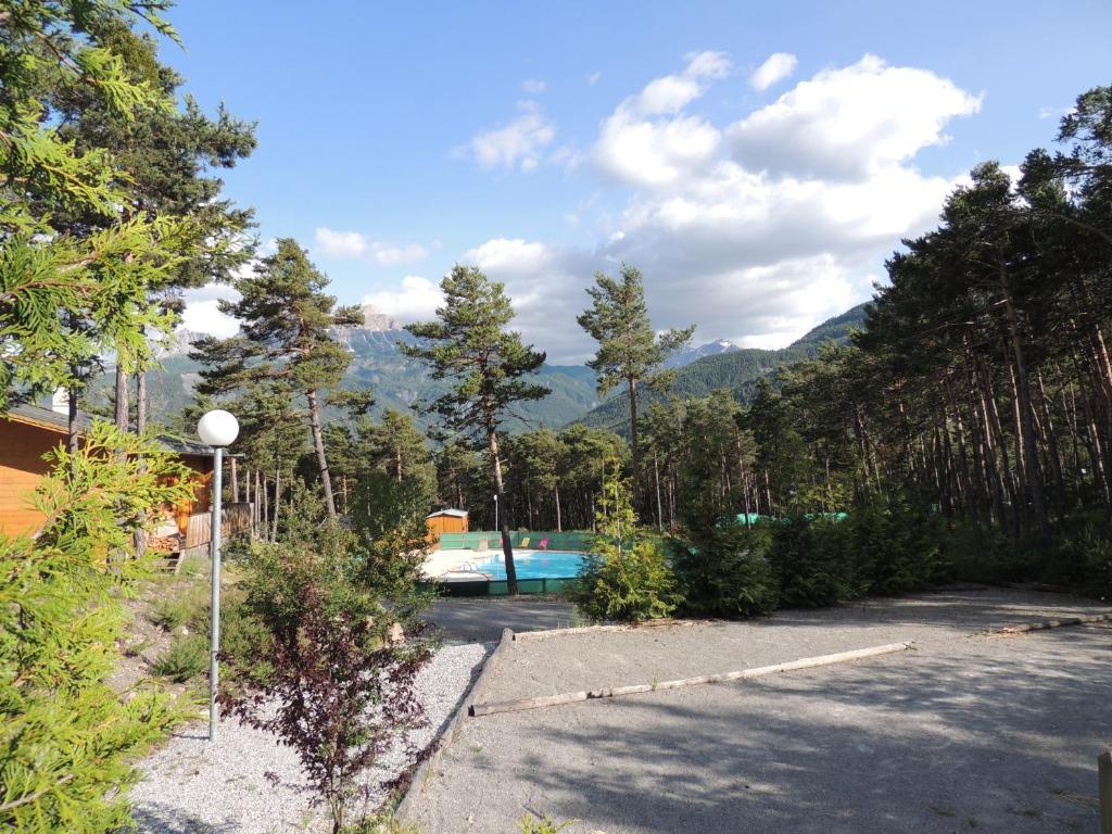 Parc Residentiel De Loisir : Le Loup Blanc Du Riou Hotel Barcelonnette Buitenkant foto